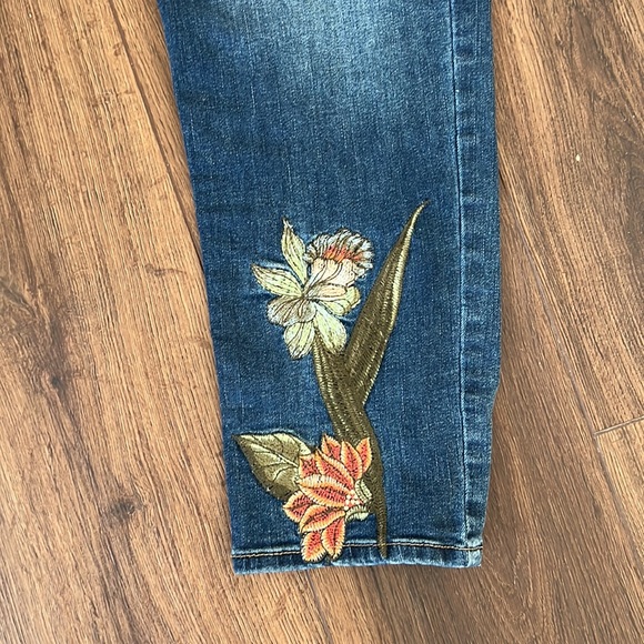 CHICO’S Girlfriend Ankle Jeans - Picture 4 of 6